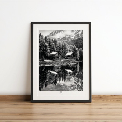 Schwarz-Weiß-Poster, Fotografie einer Hütte inmitten eines Sees, umgeben von Wald und schneebedeckten Bergen.