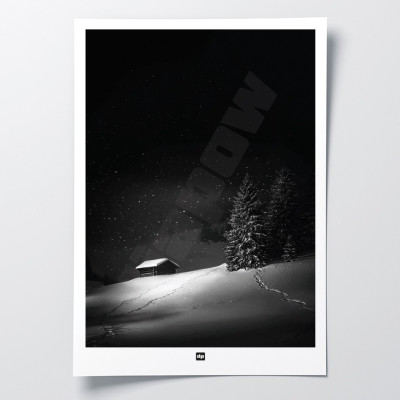 Affiche noir et blanc, photographie d'une cabane isolée dans la montagne, entre sapins et neige, pour décoration moderne.