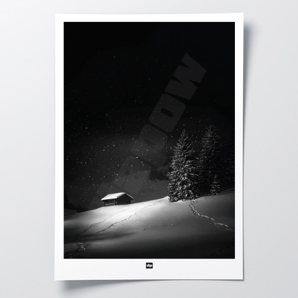 Schwarz-Weiß-Poster, Fotografie einer einsamen Hütte in den Bergen, zwischen Tannen und Schnee, für moderne Dekoration.