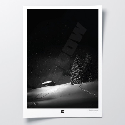 Schwarz-Weiß-Poster, Fotografie einer einsamen Hütte in den Bergen, zwischen Tannen und Schnee, für moderne Dekoration.