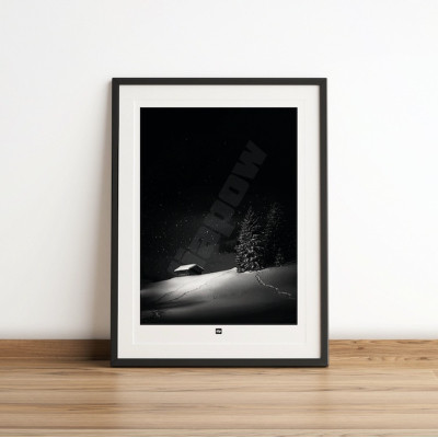 Schwarz-Weiß-Poster, Fotografie einer einsamen Hütte in den Bergen, zwischen Tannen und Schnee, für moderne Dekoration.