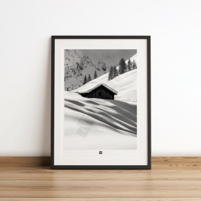 Schwarz-Weiß-Poster, Fotografie einer Hütte, die in den verschneiten Bergen verloren ist, für eine moderne Designdekoration. Schwarz-Weiß-Poster, Fotografie einer Hütte, die in den verschneiten Bergen verloren ist, für eine moderne Designdekoration.