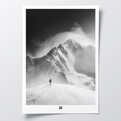 Minimalistisches Schwarz-Weiß-Poster eines Mannes angesichts der Unermesslichkeit des Mount Everest, Designfotografie. Minimalistisches Schwarz-Weiß-Poster eines Mannes angesichts der Unermesslichkeit des Mount Everest, Designfotografie.