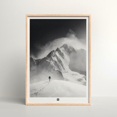 Minimalistisches Schwarz-Weiß-Poster eines Mannes angesichts der Unermesslichkeit des Mount Everest, Designfotografie. Minimalistisches Schwarz-Weiß-Poster eines Mannes angesichts der Unermesslichkeit des Mount Everest, Designfotografie.