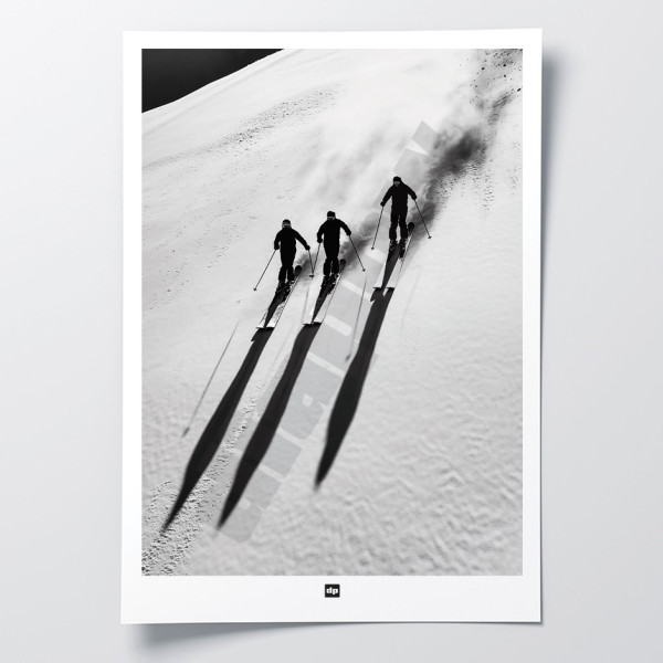 Schwarz-Weiß-Foto einer gemeinsamen Skiabfahrt. Design-Wandposter von Skifahren für moderne Innendekoration.