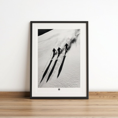 Schwarz-Weiß-Foto einer gemeinsamen Skiabfahrt. Design-Wandposter von Skifahren für moderne Innendekoration. Schwarz-Weiß-Foto einer gemeinsamen Skiabfahrt. Design-Wandposter von Skifahren für moderne Innendekoration.