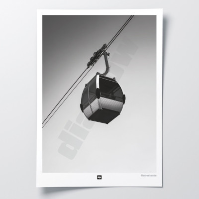 Schwarz-Weiß-Poster, Fotografie einer hängenden Skikabine, für eine moderne Designdekoration. Schwarz-Weiß-Poster, Fotografie einer hängenden Skikabine, für eine moderne Designdekoration.