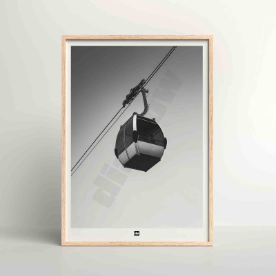 Schwarz-Weiß-Poster, Fotografie einer hängenden Skikabine, für eine moderne Designdekoration. Schwarz-Weiß-Poster, Fotografie einer hängenden Skikabine, für eine moderne Designdekoration.