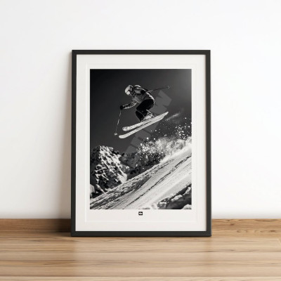 Skifahrer beim Sprung in den Pulverschnee, dynamisches Schwarzweißfoto für Design-Wanddekoration