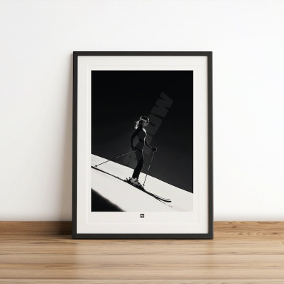 Foto in bianco e nero di uno sciatore da discesa. Poster da parete di design sullo sci per l'arredamento moderno.