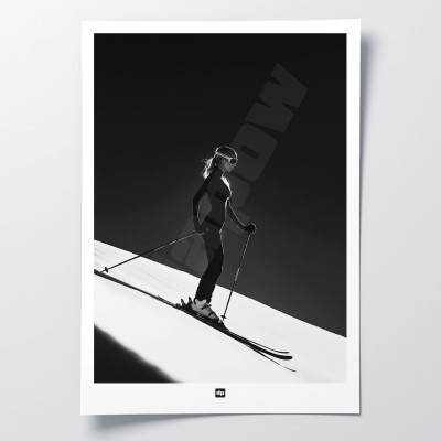 Foto in bianco e nero di uno sciatore da discesa. Poster da parete di design sullo sci per l'arredamento moderno.