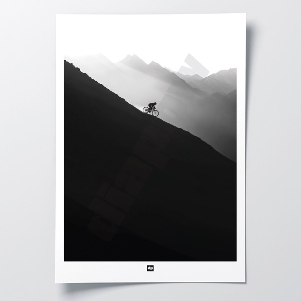 Schwarz-Weiß-Foto von einer Fahrradabfahrt in den Bergen. Design-Wandposter für moderne Dekoration.