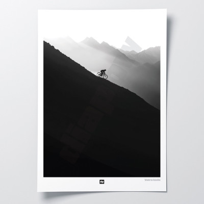 Schwarz-Weiß-Foto von einer Fahrradabfahrt in den Bergen. Design-Wandposter für moderne Dekoration.