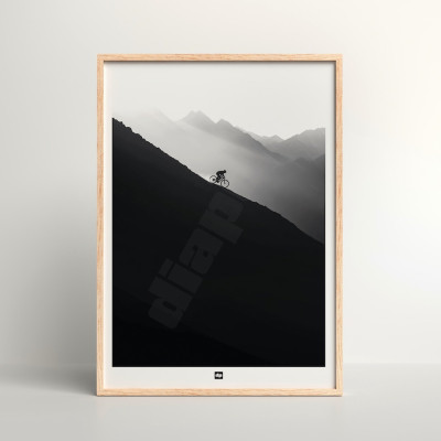 Schwarz-Weiß-Foto von einer Fahrradabfahrt in den Bergen. Design-Wandposter für moderne Dekoration.