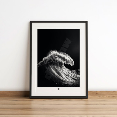 Schwarz-Weiß-Foto einer atemberaubenden Welle. Beruhigendes Design-Wandposter für eine moderne Dekoration. Schwarz-Weiß-Foto einer atemberaubenden Welle. Beruhigendes Design-Wandposter für eine moderne Dekoration.