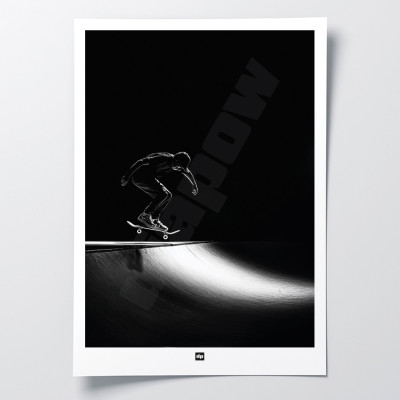 Schwarz-Weiß-Foto eines Skateboarders, der bereit ist, eine Rampe hinunterzufahren. Skateboard-Wandposter für Designdekoration. Schwarz-Weiß-Foto eines Skateboarders, der bereit ist, eine Rampe hinunterzufahren. Skateboard-Wandposter für Designdekoration.