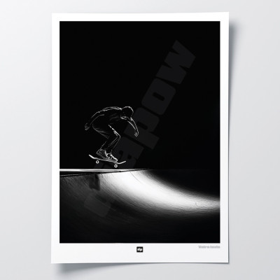 Schwarz-Weiß-Foto eines Skateboarders, der bereit ist, eine Rampe hinunterzufahren. Skateboard-Wandposter für Designdekoration. Schwarz-Weiß-Foto eines Skateboarders, der bereit ist, eine Rampe hinunterzufahren. Skateboard-Wandposter für Designdekoration.