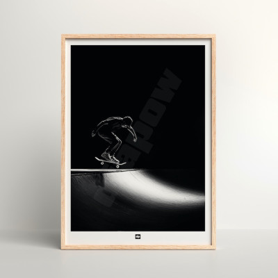 Schwarz-Weiß-Foto eines Skateboarders, der bereit ist, eine Rampe hinunterzufahren. Skateboard-Wandposter für Designdekoration. Schwarz-Weiß-Foto eines Skateboarders, der bereit ist, eine Rampe hinunterzufahren. Skateboard-Wandposter für Designdekoration.