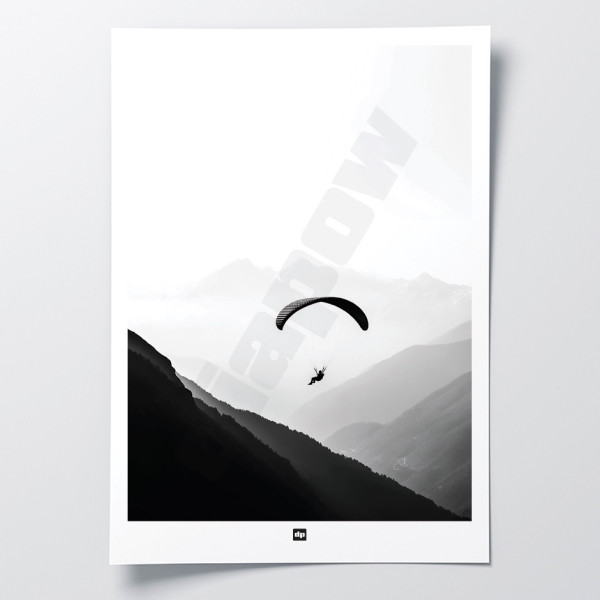 Photo noir et blanc d’un parapente dans les airs au-dessus des montagnes. Affiche murale design pour décoration moderne.