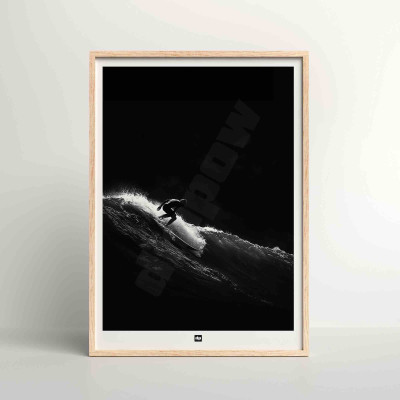 Schwarz-Weiß-Foto eines Surfers auf einer Welle. Design-Wandposter mit Surfmotiven für moderne Innendekoration. Schwarz-Weiß-Foto eines Surfers auf einer Welle. Design-Wandposter mit Surfmotiven für moderne Innendekoration.