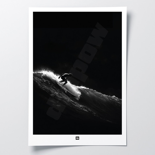Schwarz-Weiß-Foto eines Surfers auf einer Welle. Design-Wandposter mit Surfmotiven für moderne Innendekoration.