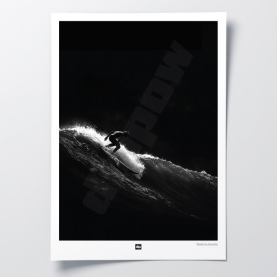 Schwarz-Weiß-Foto eines Surfers auf einer Welle. Design-Wandposter mit Surfmotiven für moderne Innendekoration. Schwarz-Weiß-Foto eines Surfers auf einer Welle. Design-Wandposter mit Surfmotiven für moderne Innendekoration.