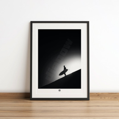 Schwarz-Weiß-Foto von einem Start zum Surfen. Design-Wandposter von Surfen am Meer für moderne Innendekoration. Schwarz-Weiß-Foto von einem Start zum Surfen. Design-Wandposter von Surfen am Meer für moderne Innendekoration.