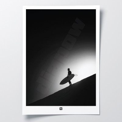 Schwarz-Weiß-Foto von einem Start zum Surfen. Design-Wandposter von Surfen am Meer für moderne Innendekoration. Schwarz-Weiß-Foto von einem Start zum Surfen. Design-Wandposter von Surfen am Meer für moderne Innendekoration.