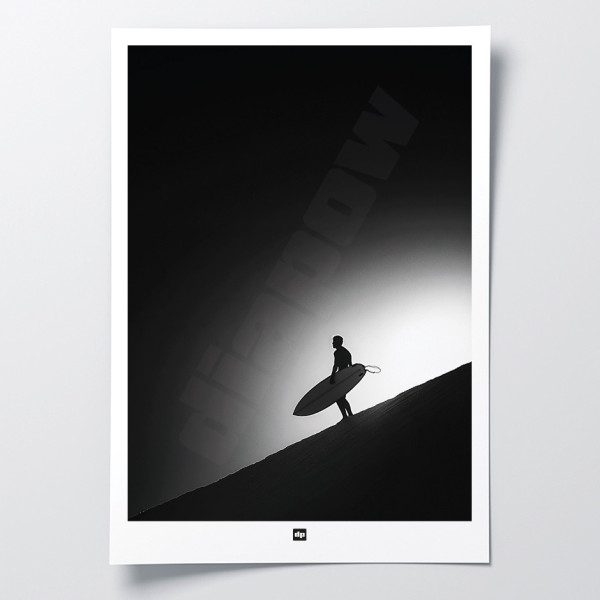 Schwarz-Weiß-Foto von einem Start zum Surfen. Design-Wandposter von Surfen am Meer für moderne Innendekoration.