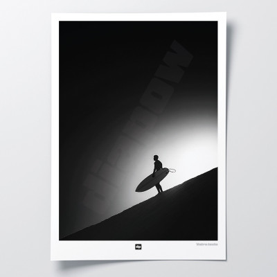 Schwarz-Weiß-Foto von einem Start zum Surfen. Design-Wandposter von Surfen am Meer für moderne Innendekoration. Schwarz-Weiß-Foto von einem Start zum Surfen. Design-Wandposter von Surfen am Meer für moderne Innendekoration.