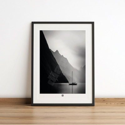 Photo noir et blanc d'un voilier entre monts et mer. Affiche murale design pour décoration intérieure moderne.