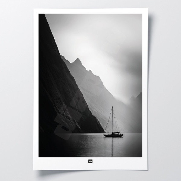 Photo noir et blanc d'un voilier entre monts et mer. Affiche murale design pour décoration intérieure moderne.