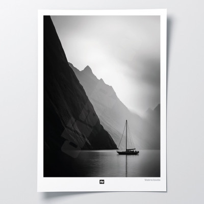 Photo noir et blanc d'un voilier entre monts et mer. Affiche murale design pour décoration intérieure moderne.