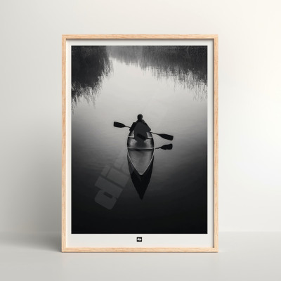 Schwarz-Weiß-Foto einer einsamen Person auf einem See. Design-Wandposter für moderne Dekoration. Schwarz-Weiß-Foto einer einsamen Person auf einem See. Design-Wandposter für moderne Dekoration.