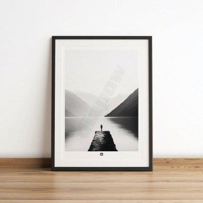 Schwarz-Weiß-Foto von einem Steg an einem See zwischen den Bergen. Design-Wandposter für moderne Dekoration. Schwarz-Weiß-Foto von einem Steg an einem See zwischen den Bergen. Design-Wandposter für moderne Dekoration.
