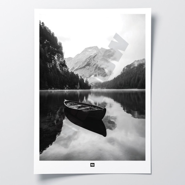 Schwarz-Weiß-Foto von einem Steg an einem See zwischen den Bergen. Design-Wandposter für moderne Dekoration.