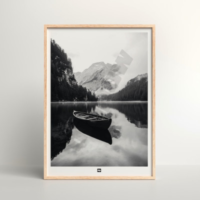 Schwarz-Weiß-Foto von einem Steg an einem See zwischen den Bergen. Design-Wandposter für moderne Dekoration. Schwarz-Weiß-Foto von einem Steg an einem See zwischen den Bergen. Design-Wandposter für moderne Dekoration.