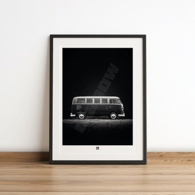 Photo noir et blanc d'un van pour road trip. Affiche murale design pour décoration intérieure moderne.