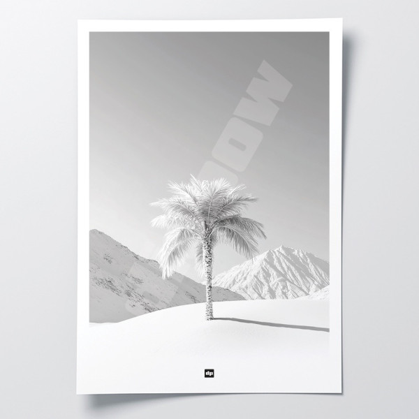 Schwarz-Weiß-Foto einer Palme inmitten einer verschneiten Landschaft. Beruhigendes Design-Wandposter.