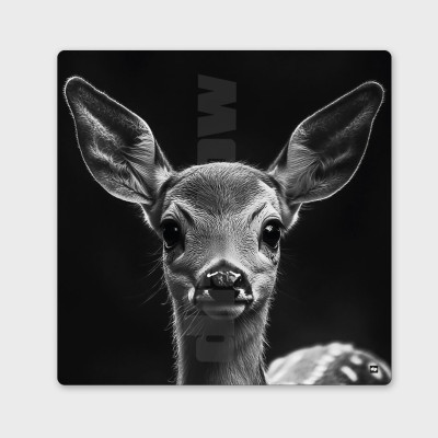 Tableau noir et blanc, photographie minimaliste, décoration murale design d'un petit faon pour intérieur moderne. Bambi.