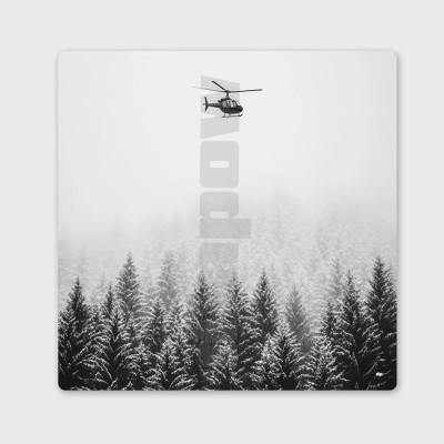 Photo noir et blanc d’une forêt avec un hélicoptère dans le ciel. Tableau murale d'hiver pour décoration intérieure moderne.