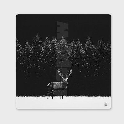 Tableau noir et blanc, photographie d’un cerf majestueux dans une plaine d'herbe enneigée avec une forêt en fond. Tableau noir et blanc, photographie d’un cerf majestueux dans une plaine d'herbe enneigée avec une forêt en fond.