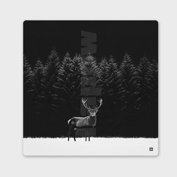 Quadro in bianco e nero, fotografia di un maestoso cervo in una pianura innevata con un bosco sullo sfondo.