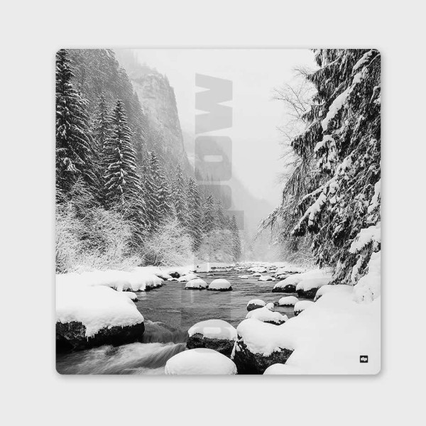 Photo noir et blanc d’une rivière entouré de sapins en montagne. Tableau murale d'hiver design et moderne.