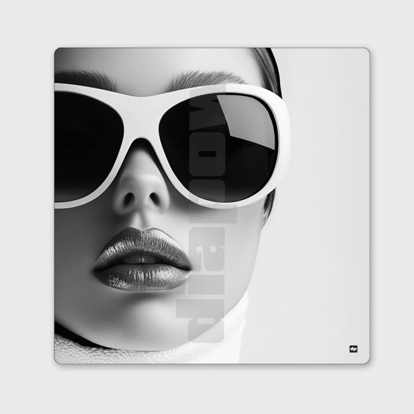 Tableau noir et blanc, photographie minimaliste, décoration murale design représentant le visage d’une femme.