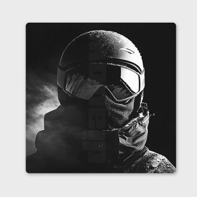 Tableau noir et blanc, photographie minimaliste, décoration murale design d’un skieur avec casque, masque et lunettes.
