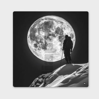 Tableau noir et blanc d’un skieur au sommet d’une montagne sous la pleine lune, photographie minimaliste et design. Tableau noir et blanc d’un skieur au sommet d’une montagne sous la pleine lune, photographie minimaliste et design.
