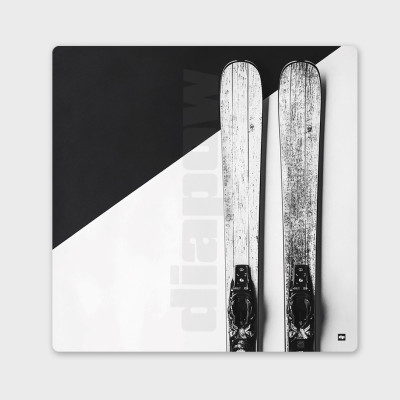 Tableau noir et blanc, photographie d’une paire de skis, pour une décoration design et moderne. Tableau noir et blanc, photographie d’une paire de skis, pour une décoration design et moderne.