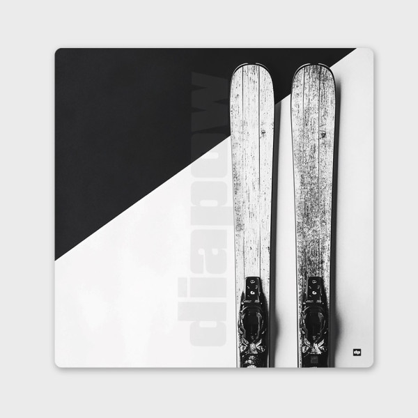 Schwarz-Weiß-Gemälde, Fotografie eines Paares Skier, für eine moderne Design-Dekoration.