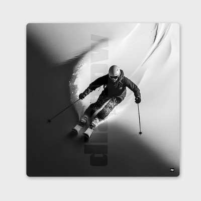 Photographie noir et blanc d’un skieur dans la poudreuse, tableau murale moderne et design. Photographie noir et blanc d’un skieur dans la poudreuse, tableau murale moderne et design.